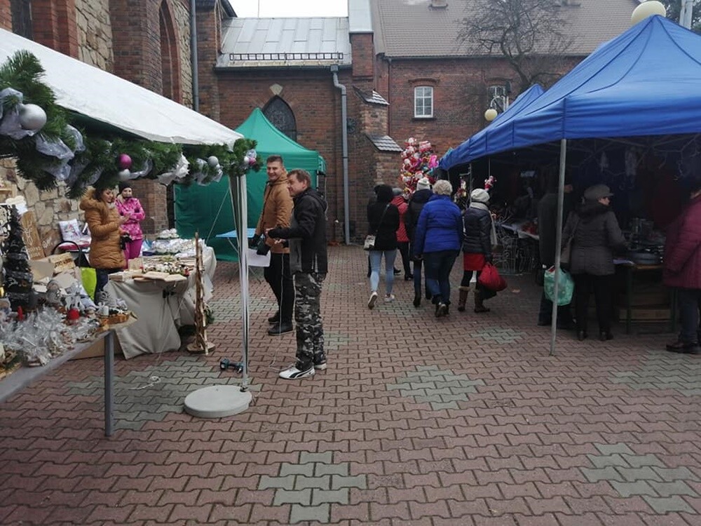 Bombki czy stroiki i wiele innych niepowtarzalnych rzeczy mogli zakupić mieszkańcy, którzy wybrali się w ubiegły weekend na drugi Jarmark Bożonarodzeniowy przy kościele Matki Bożej Różańcowej w Rudzie.