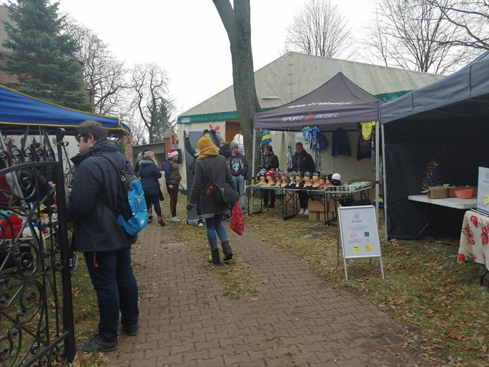 Bombki czy stroiki i wiele innych niepowtarzalnych rzeczy mogli zakupić mieszkańcy, którzy wybrali się w ubiegły weekend na drugi Jarmark Bożonarodzeniowy przy kościele Matki Bożej Różańcowej w Rudzie.
