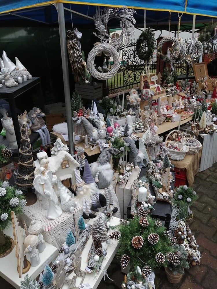 Bombki czy stroiki i wiele innych niepowtarzalnych rzeczy mogli zakupić mieszkańcy, którzy wybrali się w ubiegły weekend na drugi Jarmark Bożonarodzeniowy przy kościele Matki Bożej Różańcowej w Rudzie.