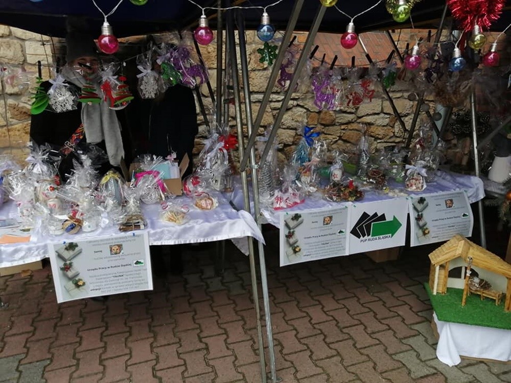 Bombki czy stroiki i wiele innych niepowtarzalnych rzeczy mogli zakupić mieszkańcy, którzy wybrali się w ubiegły weekend na drugi Jarmark Bożonarodzeniowy przy kościele Matki Bożej Różańcowej w Rudzie.