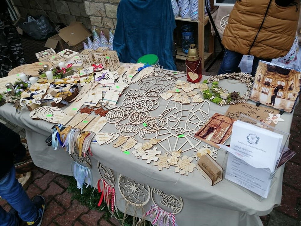 Bombki czy stroiki i wiele innych niepowtarzalnych rzeczy mogli zakupić mieszkańcy, którzy wybrali się w ubiegły weekend na drugi Jarmark Bożonarodzeniowy przy kościele Matki Bożej Różańcowej w Rudzie.