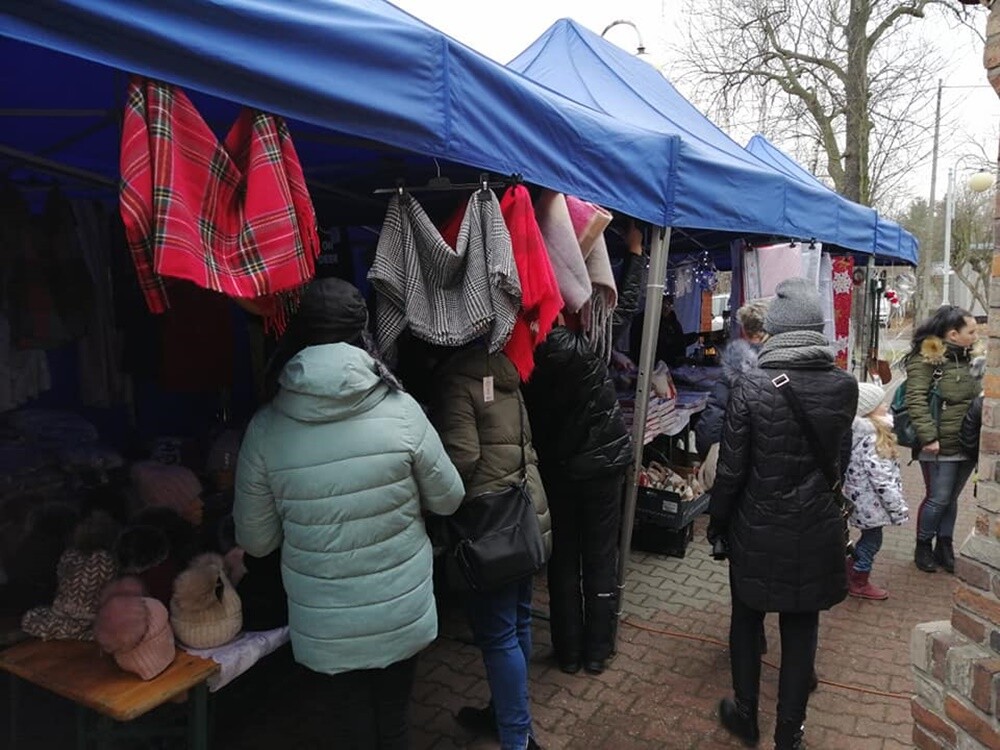 Bombki czy stroiki i wiele innych niepowtarzalnych rzeczy mogli zakupić mieszkańcy, którzy wybrali się w ubiegły weekend na drugi Jarmark Bożonarodzeniowy przy kościele Matki Bożej Różańcowej w Rudzie.