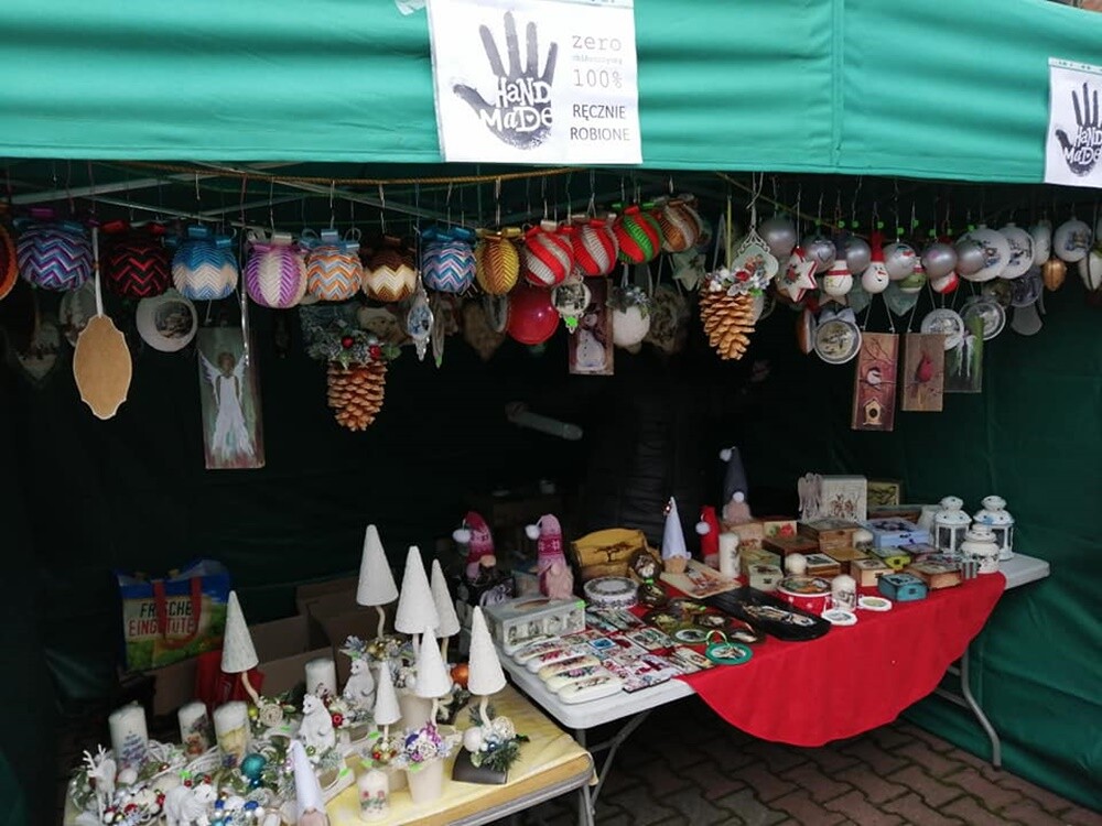 Bombki czy stroiki i wiele innych niepowtarzalnych rzeczy mogli zakupić mieszkańcy, którzy wybrali się w ubiegły weekend na drugi Jarmark Bożonarodzeniowy przy kościele Matki Bożej Różańcowej w Rudzie.