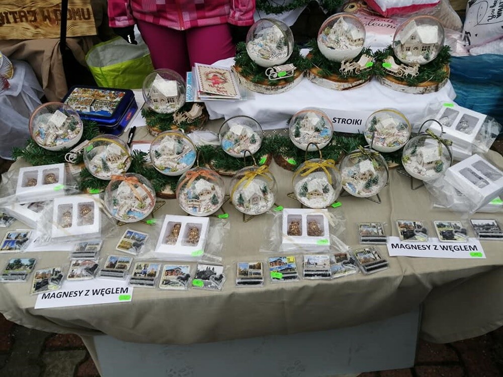 Bombki czy stroiki i wiele innych niepowtarzalnych rzeczy mogli zakupić mieszkańcy, którzy wybrali się w ubiegły weekend na drugi Jarmark Bożonarodzeniowy przy kościele Matki Bożej Różańcowej w Rudzie.