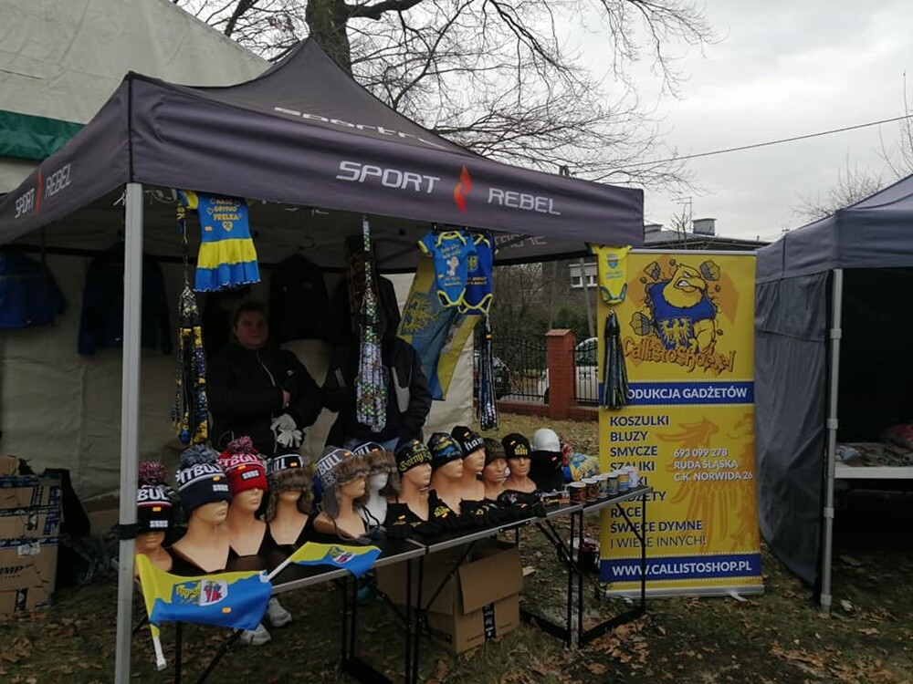 Bombki czy stroiki i wiele innych niepowtarzalnych rzeczy mogli zakupić mieszkańcy, którzy wybrali się w ubiegły weekend na drugi Jarmark Bożonarodzeniowy przy kościele Matki Bożej Różańcowej w Rudzie.