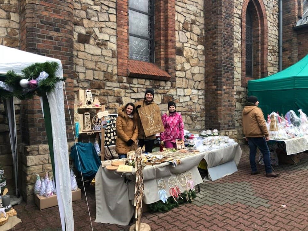 Bombki czy stroiki i wiele innych niepowtarzalnych rzeczy mogli zakupić mieszkańcy, którzy wybrali się w ubiegły weekend na drugi Jarmark Bożonarodzeniowy przy kościele Matki Bożej Różańcowej w Rudzie.