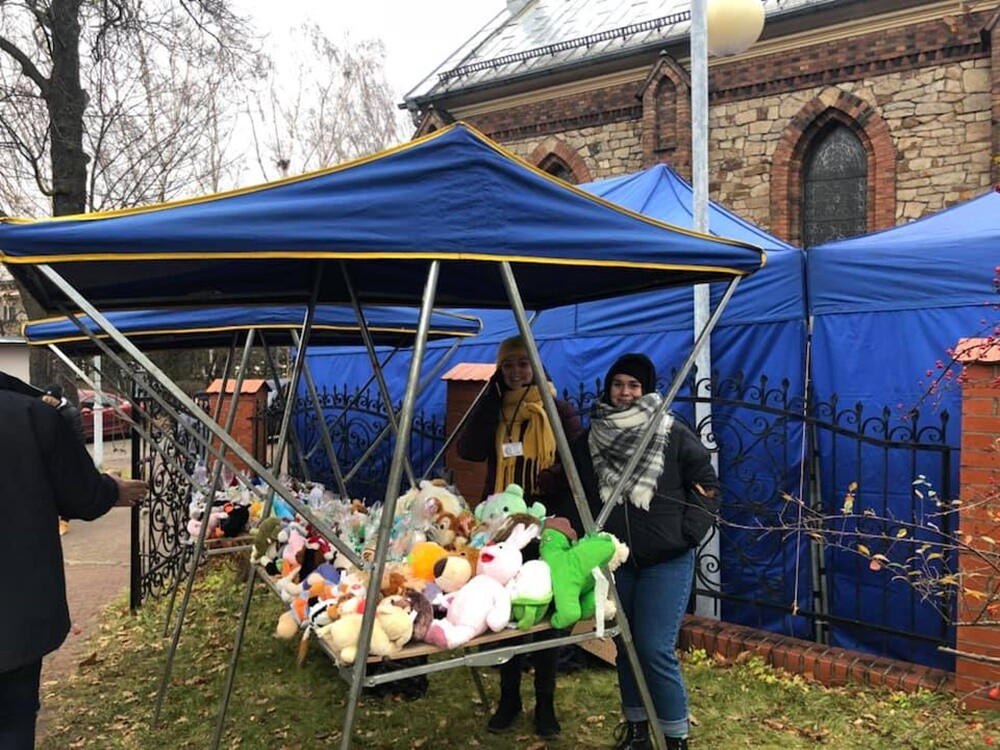 Bombki czy stroiki i wiele innych niepowtarzalnych rzeczy mogli zakupić mieszkańcy, którzy wybrali się w ubiegły weekend na drugi Jarmark Bożonarodzeniowy przy kościele Matki Bożej Różańcowej w Rudzie.
