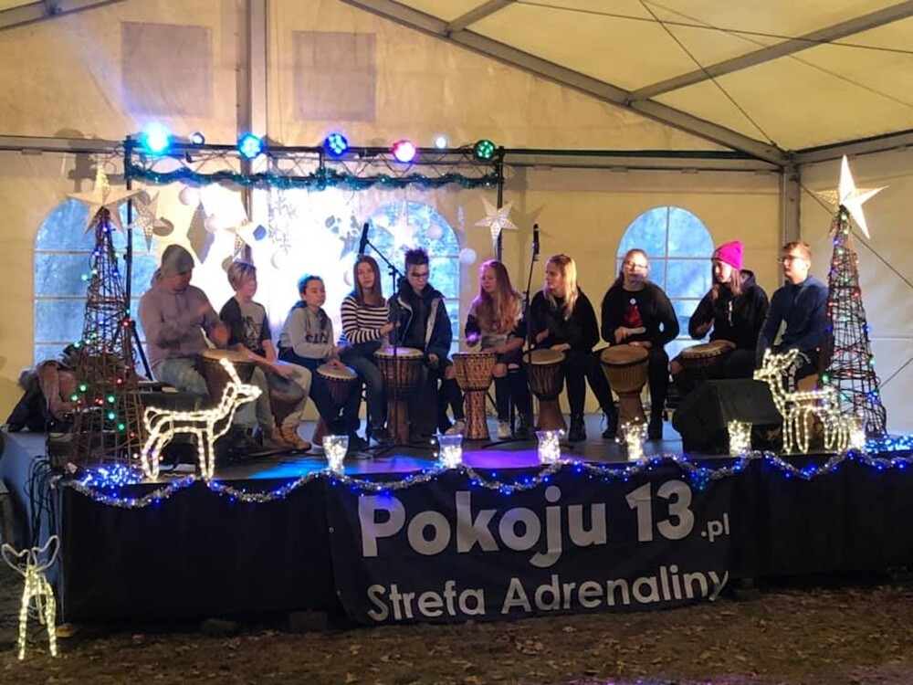 Bombki czy stroiki i wiele innych niepowtarzalnych rzeczy mogli zakupić mieszkańcy, którzy wybrali się w ubiegły weekend na drugi Jarmark Bożonarodzeniowy przy kościele Matki Bożej Różańcowej w Rudzie.