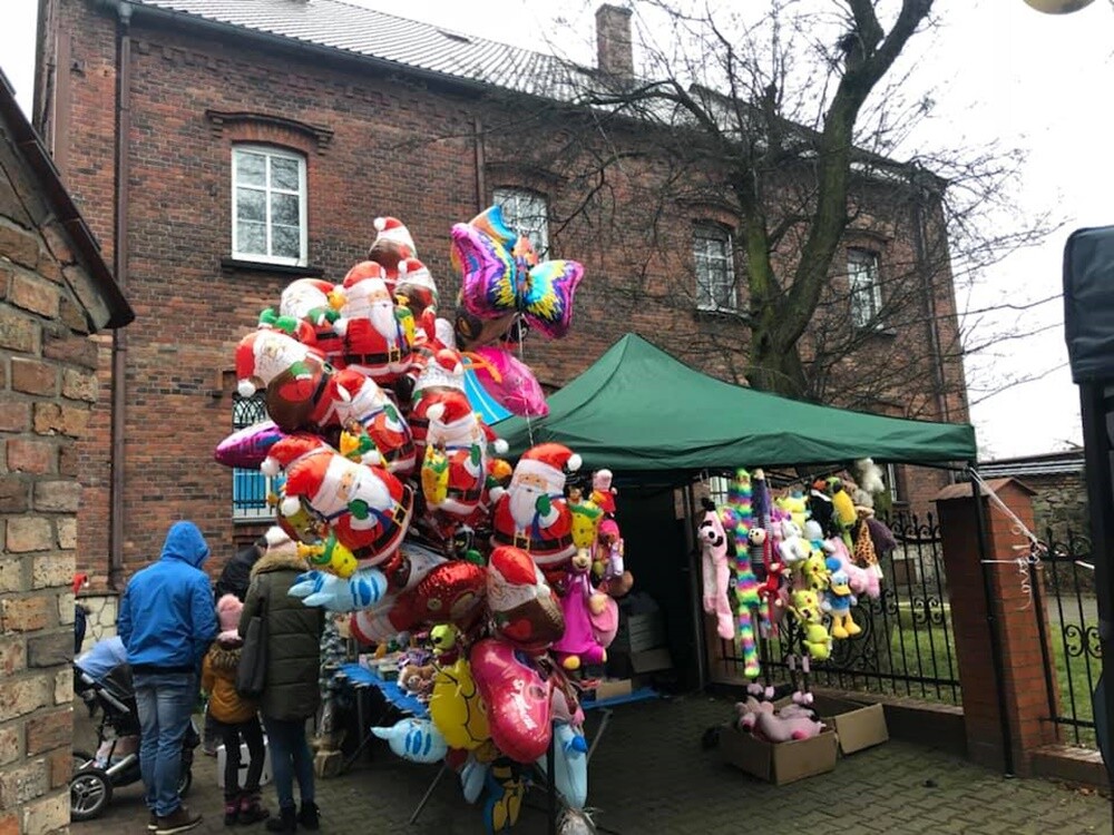 Bombki czy stroiki i wiele innych niepowtarzalnych rzeczy mogli zakupić mieszkańcy, którzy wybrali się w ubiegły weekend na drugi Jarmark Bożonarodzeniowy przy kościele Matki Bożej Różańcowej w Rudzie.