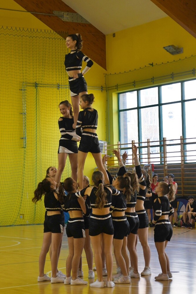 Profesjonalny DJ, prezentacje drużyn, efektowne występy cheerleaderek - to wszystko sprawiło, że w Rudzie Śląskiej w weekend poczuliśmy klimat meczów prosto zza oceanu. 

fot. Jacek Knapik