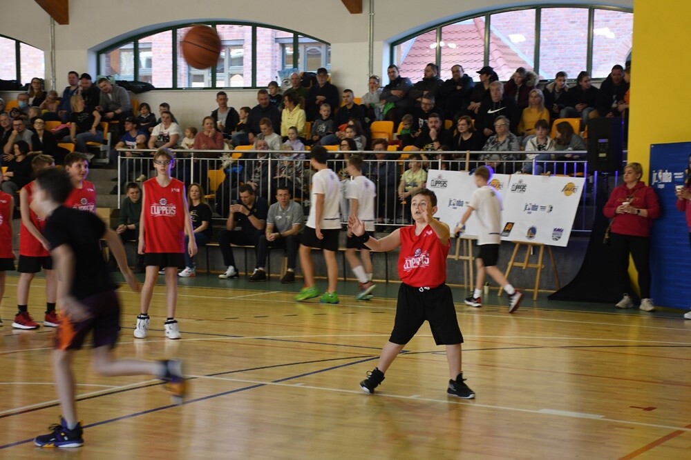 Profesjonalny DJ, prezentacje drużyn, efektowne występy cheerleaderek - to wszystko sprawiło, że w Rudzie Śląskiej w weekend poczuliśmy klimat meczów prosto zza oceanu. 

fot. Jacek Knapik