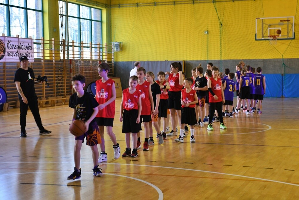 Profesjonalny DJ, prezentacje drużyn, efektowne występy cheerleaderek - to wszystko sprawiło, że w Rudzie Śląskiej w weekend poczuliśmy klimat meczów prosto zza oceanu. 

fot. Jacek Knapik