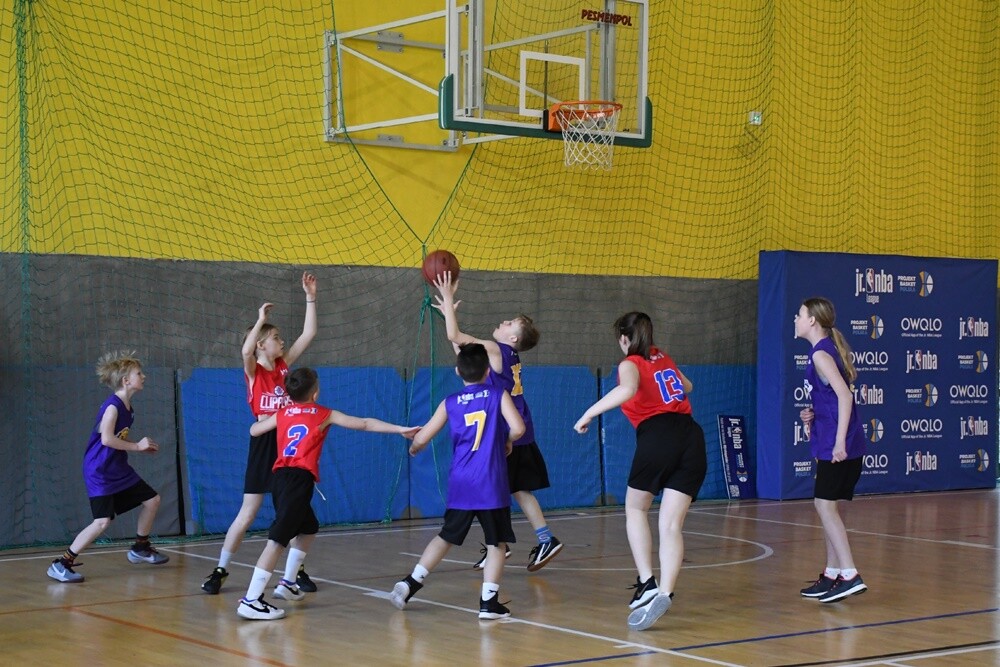 Profesjonalny DJ, prezentacje drużyn, efektowne występy cheerleaderek - to wszystko sprawiło, że w Rudzie Śląskiej w weekend poczuliśmy klimat meczów prosto zza oceanu. 

fot. Jacek Knapik