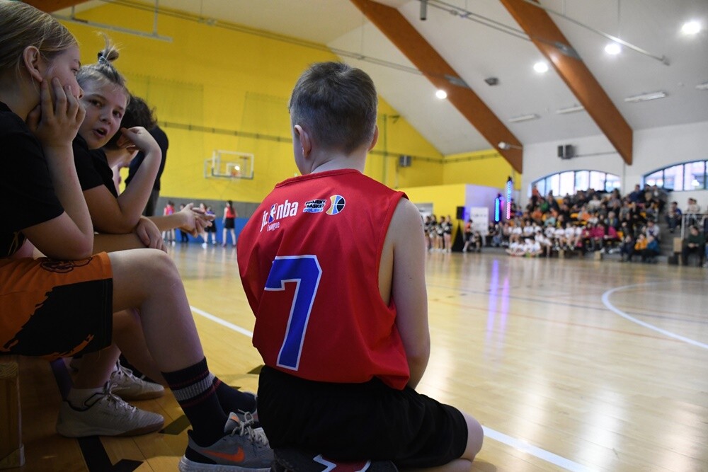 Profesjonalny DJ, prezentacje drużyn, efektowne występy cheerleaderek - to wszystko sprawiło, że w Rudzie Śląskiej w weekend poczuliśmy klimat meczów prosto zza oceanu. 

fot. Jacek Knapik