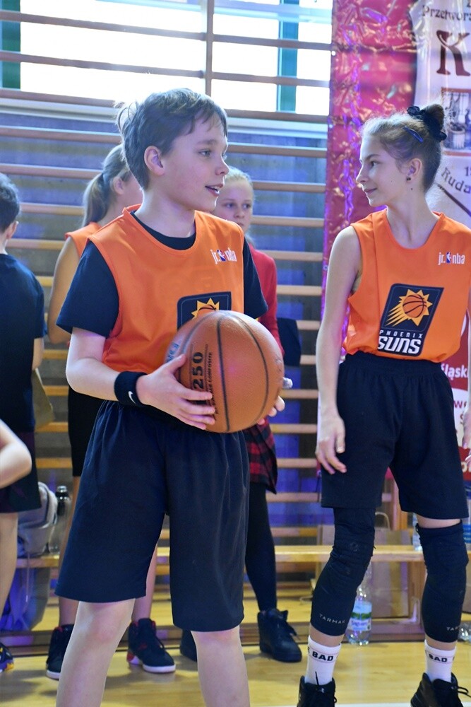 Profesjonalny DJ, prezentacje drużyn, efektowne występy cheerleaderek - to wszystko sprawiło, że w Rudzie Śląskiej w weekend poczuliśmy klimat meczów prosto zza oceanu. 

fot. Jacek Knapik