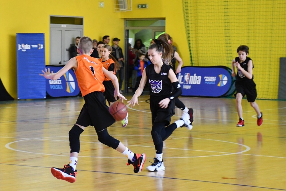 Profesjonalny DJ, prezentacje drużyn, efektowne występy cheerleaderek - to wszystko sprawiło, że w Rudzie Śląskiej w weekend poczuliśmy klimat meczów prosto zza oceanu. 

fot. Jacek Knapik