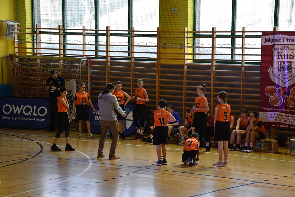 Profesjonalny DJ, prezentacje drużyn, efektowne występy cheerleaderek - to wszystko sprawiło, że w Rudzie Śląskiej w weekend poczuliśmy klimat meczów prosto zza oceanu. 

fot. Jacek Knapik