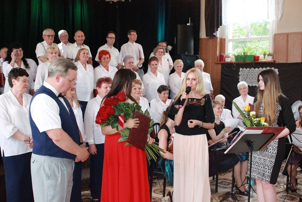 Chór mieszany "Słowiczek" świętował dzisiaj 100-lecie działalności. Goście, sympatycy i przyjaciele chóru mieli okazję wysłuchać jubileuszowego koncertu, a także bogatej historii stowarzyszenia.