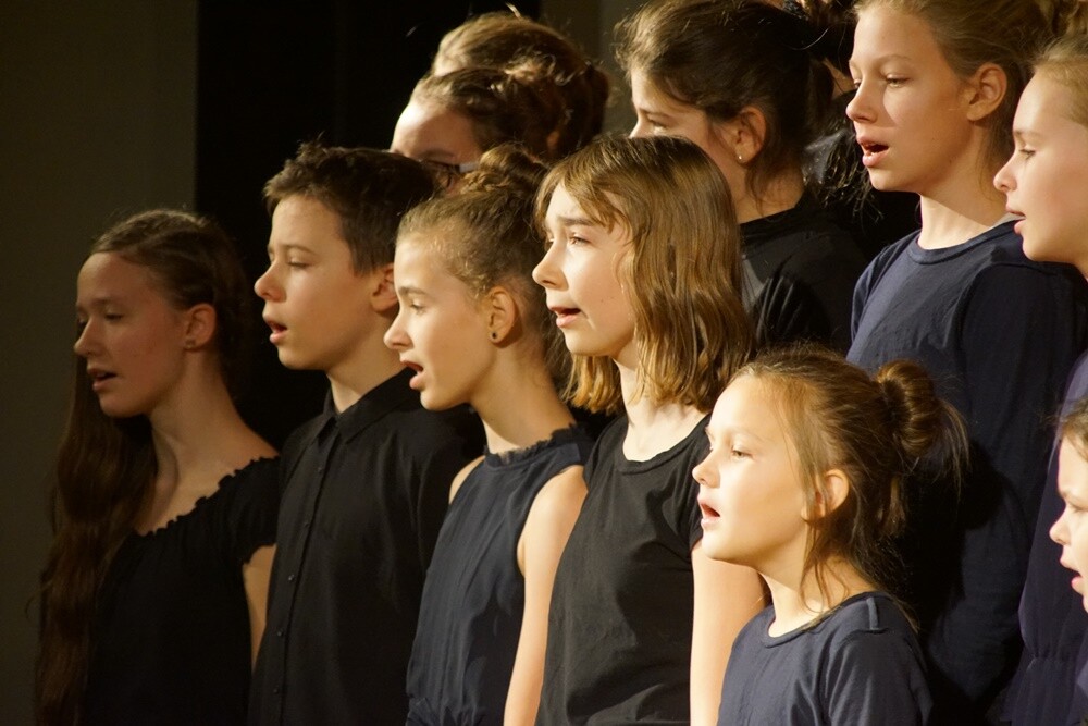 Dom Kultury w Rudzie Śląskiej - Bielszowice był dziś miejscem wyjątkowych wzruszeń, wspomnień, podziękowań i spotkań po latach. To nauczyciele i uczniowie Szkoły Podstawowej nr 6 w Rudzie Śląskiej świętowali dziś jubileusz 30-lecia placówki.