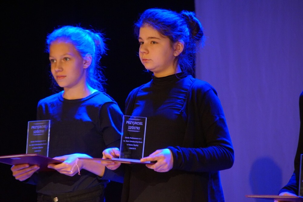 Dom Kultury w Rudzie Śląskiej - Bielszowice był dziś miejscem wyjątkowych wzruszeń, wspomnień, podziękowań i spotkań po latach. To nauczyciele i uczniowie Szkoły Podstawowej nr 6 w Rudzie Śląskiej świętowali dziś jubileusz 30-lecia placówki.