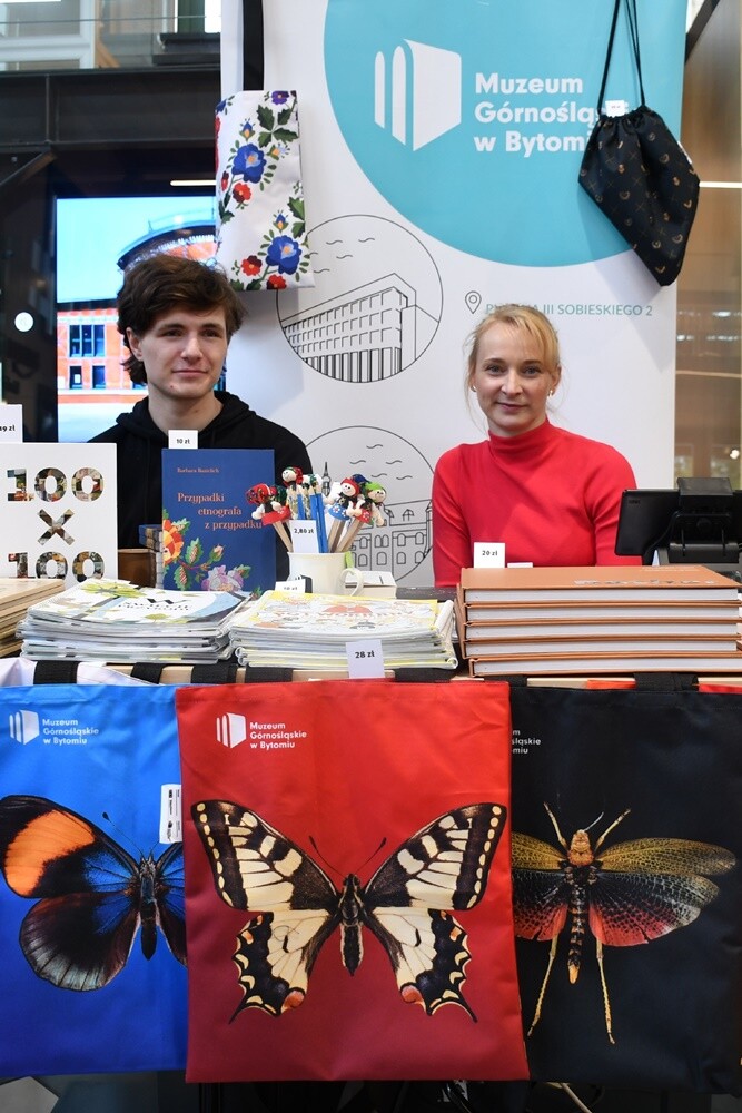 Wczoraj w Stacji Biblioteka odbyło się kolejne wydarzenie w ramach Festu Literackiego "Kakauszale" - VIII Targi Śląskiej Książki. W czasie imprezy śląscy wydawcy zaprezentowali swoje najnowsze książki, które podpisywane były przez autorów biorących udział w targach. 

fot. Jacek Knapik