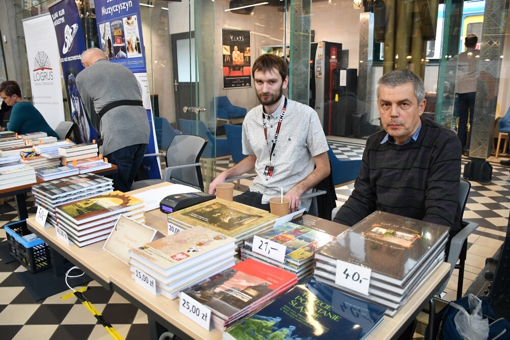 Wczoraj w Stacji Biblioteka odbyło się kolejne wydarzenie w ramach Festu Literackiego "Kakauszale" - VIII Targi Śląskiej Książki. W czasie imprezy śląscy wydawcy zaprezentowali swoje najnowsze książki, które podpisywane były przez autorów biorących udział w targach. 

fot. Jacek Knapik
