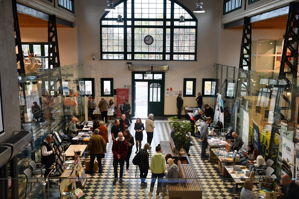 Wczoraj w Stacji Biblioteka odbyło się kolejne wydarzenie w ramach Festu Literackiego "Kakauszale" - VIII Targi Śląskiej Książki. W czasie imprezy śląscy wydawcy zaprezentowali swoje najnowsze książki, które podpisywane były przez autorów biorących udział w targach. 

fot. Jacek Knapik