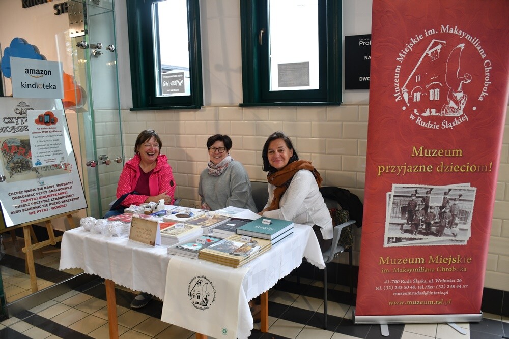 Wczoraj w Stacji Biblioteka odbyło się kolejne wydarzenie w ramach Festu Literackiego "Kakauszale" - VIII Targi Śląskiej Książki. W czasie imprezy śląscy wydawcy zaprezentowali swoje najnowsze książki, które podpisywane były przez autorów biorących udział w targach. 

fot. Jacek Knapik