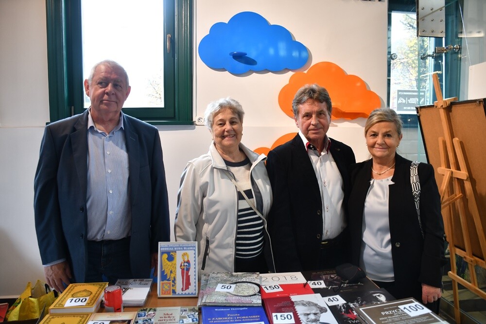 Wczoraj w Stacji Biblioteka odbyło się kolejne wydarzenie w ramach Festu Literackiego "Kakauszale" - VIII Targi Śląskiej Książki. W czasie imprezy śląscy wydawcy zaprezentowali swoje najnowsze książki, które podpisywane były przez autorów biorących udział w targach. 

fot. Jacek Knapik