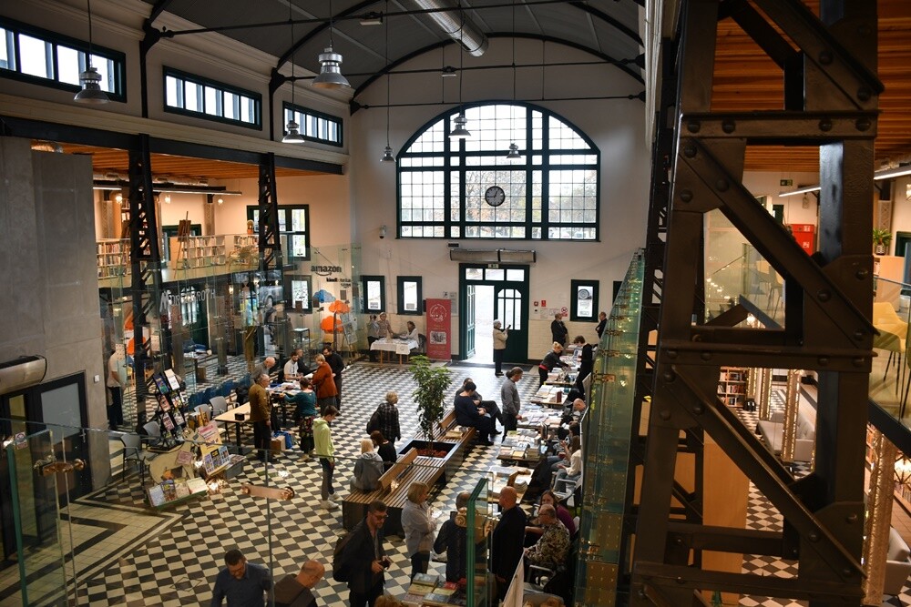 Wczoraj w Stacji Biblioteka odbyło się kolejne wydarzenie w ramach Festu Literackiego "Kakauszale" - VIII Targi Śląskiej Książki. W czasie imprezy śląscy wydawcy zaprezentowali swoje najnowsze książki, które podpisywane były przez autorów biorących udział w targach. 

fot. Jacek Knapik