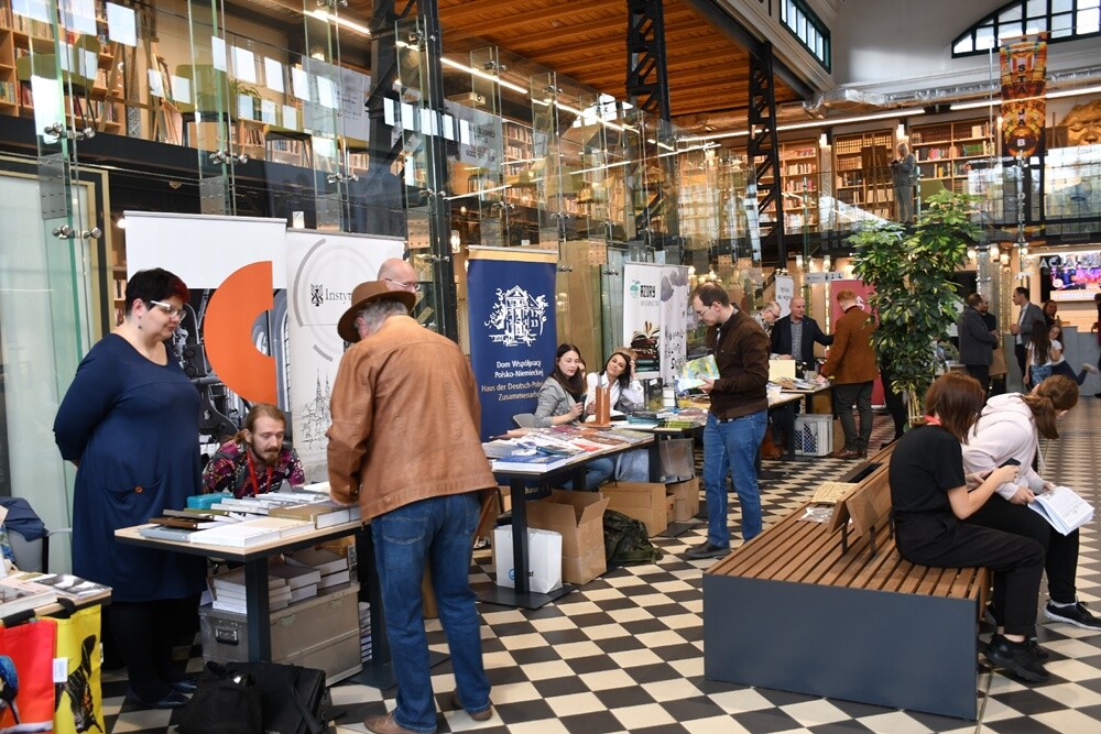 Wczoraj w Stacji Biblioteka odbyło się kolejne wydarzenie w ramach Festu Literackiego "Kakauszale" - VIII Targi Śląskiej Książki. W czasie imprezy śląscy wydawcy zaprezentowali swoje najnowsze książki, które podpisywane były przez autorów biorących udział w targach. 

fot. Jacek Knapik