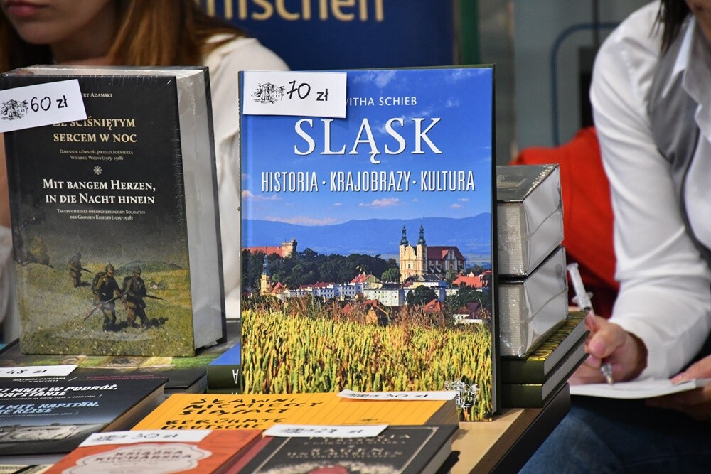 Wczoraj w Stacji Biblioteka odbyło się kolejne wydarzenie w ramach Festu Literackiego "Kakauszale" - VIII Targi Śląskiej Książki. W czasie imprezy śląscy wydawcy zaprezentowali swoje najnowsze książki, które podpisywane były przez autorów biorących udział w targach. 

fot. Jacek Knapik