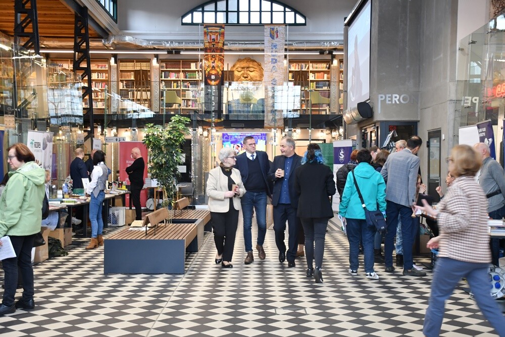 Wczoraj w Stacji Biblioteka odbyło się kolejne wydarzenie w ramach Festu Literackiego "Kakauszale" - VIII Targi Śląskiej Książki. W czasie imprezy śląscy wydawcy zaprezentowali swoje najnowsze książki, które podpisywane były przez autorów biorących udział w targach. 

fot. Jacek Knapik