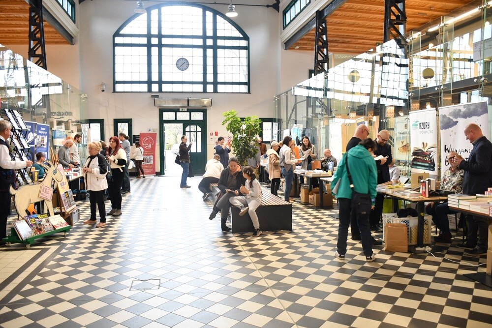 Wczoraj w Stacji Biblioteka odbyło się kolejne wydarzenie w ramach Festu Literackiego "Kakauszale" - VIII Targi Śląskiej Książki. W czasie imprezy śląscy wydawcy zaprezentowali swoje najnowsze książki, które podpisywane były przez autorów biorących udział w targach. 

fot. Jacek Knapik