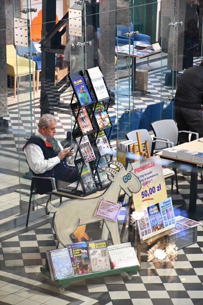 Wczoraj w Stacji Biblioteka odbyło się kolejne wydarzenie w ramach Festu Literackiego "Kakauszale" - VIII Targi Śląskiej Książki. W czasie imprezy śląscy wydawcy zaprezentowali swoje najnowsze książki, które podpisywane były przez autorów biorących udział w targach. 

fot. Jacek Knapik