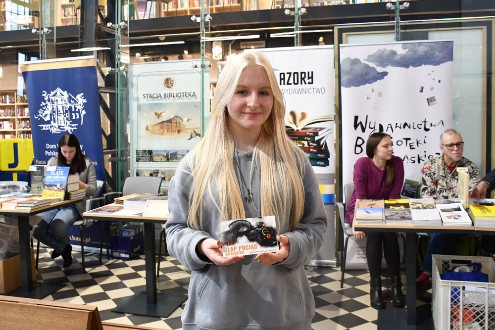 Wczoraj w Stacji Biblioteka odbyło się kolejne wydarzenie w ramach Festu Literackiego "Kakauszale" - VIII Targi Śląskiej Książki. W czasie imprezy śląscy wydawcy zaprezentowali swoje najnowsze książki, które podpisywane były przez autorów biorących udział w targach. 

fot. Jacek Knapik