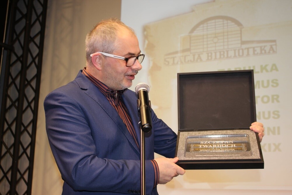 Zakończył się Fest Literacki "KakauSzale". Wydarzenie odbywało się od 27 do 29 listopada br. na zabytkowym dworcu kolejowym w Rudzie Śląskiej – Chebziu, gdzie swoją siedzibę ma "Stacja Biblioteka”. Na imprezę zjechało wielu znanych autorów książek z Górnego Śląska.