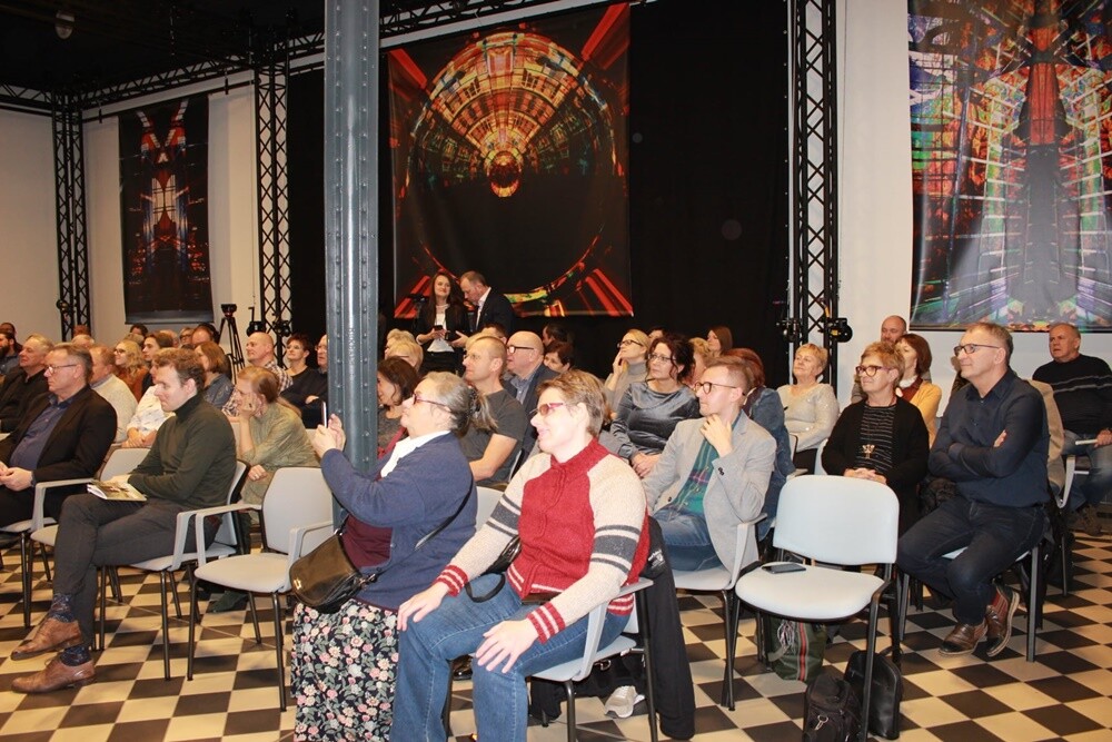 Szczepan Twardoch laureatem honorowej nagrody Miejskiej Biblioteki Publicznej tzw. "Tabulki". Wręczeniem nagrody oraz wieczorem autorskim z pisarzem, autorem bestsellerowych powieści rozpoczął się IV Fest Literacki "KakauSzale”.