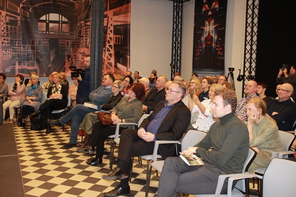 Szczepan Twardoch laureatem honorowej nagrody Miejskiej Biblioteki Publicznej tzw. "Tabulki". Wręczeniem nagrody oraz wieczorem autorskim z pisarzem, autorem bestsellerowych powieści rozpoczął się IV Fest Literacki "KakauSzale”.