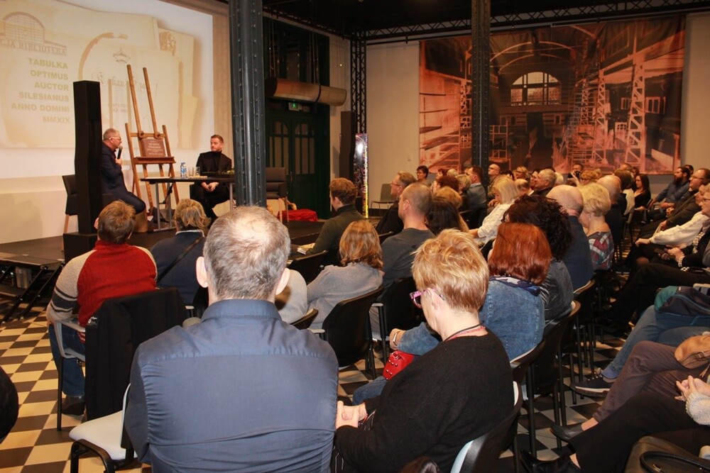 Szczepan Twardoch laureatem honorowej nagrody Miejskiej Biblioteki Publicznej tzw. "Tabulki". Wręczeniem nagrody oraz wieczorem autorskim z pisarzem, autorem bestsellerowych powieści rozpoczął się IV Fest Literacki "KakauSzale”.