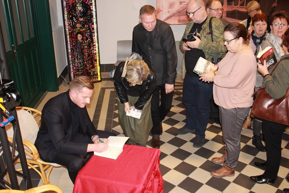 Szczepan Twardoch laureatem honorowej nagrody Miejskiej Biblioteki Publicznej tzw. "Tabulki". Wręczeniem nagrody oraz wieczorem autorskim z pisarzem, autorem bestsellerowych powieści rozpoczął się IV Fest Literacki "KakauSzale”.