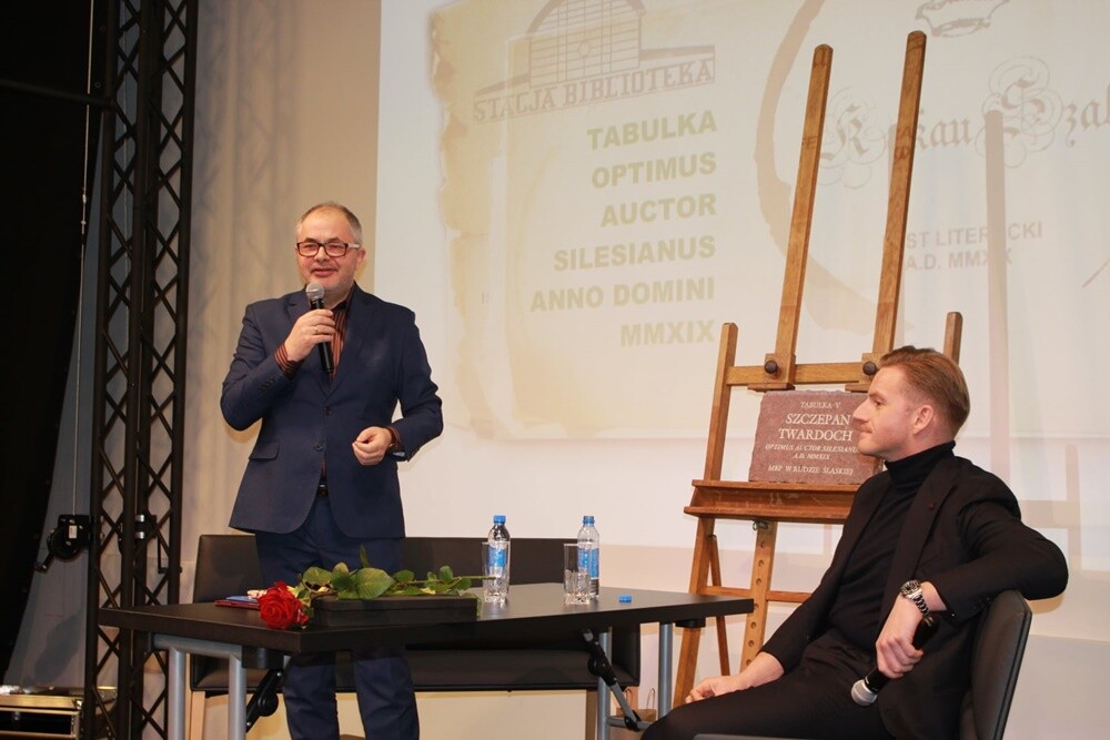 Szczepan Twardoch laureatem honorowej nagrody Miejskiej Biblioteki Publicznej tzw. "Tabulki". Wręczeniem nagrody oraz wieczorem autorskim z pisarzem, autorem bestsellerowych powieści rozpoczął się IV Fest Literacki "KakauSzale”.