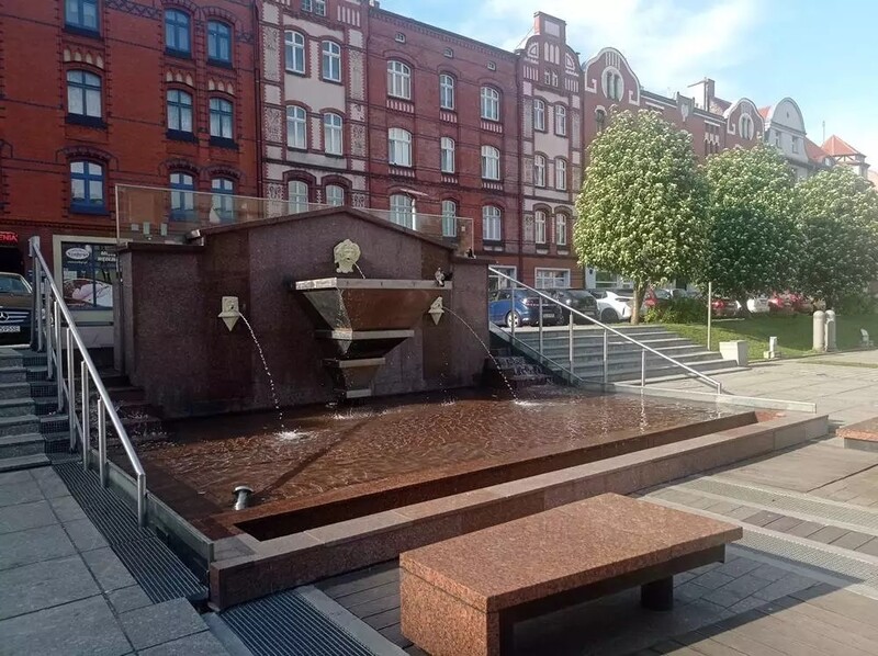 Kąpiel w miejskiej fontannie? Sanepid przestrzega przed konsekwencjami