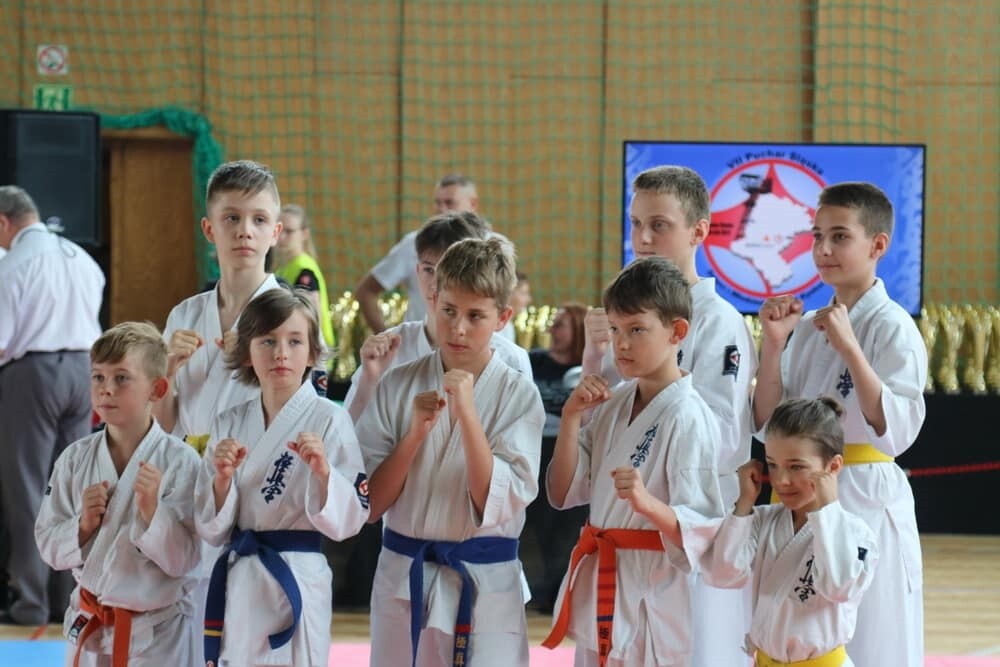 Ponad 300 zawodników z 28 klubów ze Śląska oraz z Czech rywalizowało w Rudzie Śląskiej. W ubiegłą sobotę w hali Miejskiego Ośrodka Sportu i Rekreacji w Halembie odbył się VII Puchar Śląska Dzieci i Młodzieży Karate Kyokushin. Karatecy sprawdzili swoje siły w konkurencjach kata i kumite. 

fot. UM Ruda Śląska