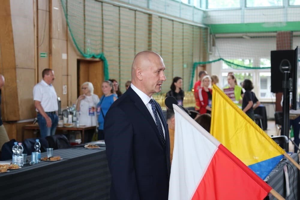 Ponad 300 zawodników z 28 klubów ze Śląska oraz z Czech rywalizowało w Rudzie Śląskiej. W ubiegłą sobotę w hali Miejskiego Ośrodka Sportu i Rekreacji w Halembie odbył się VII Puchar Śląska Dzieci i Młodzieży Karate Kyokushin. Karatecy sprawdzili swoje siły w konkurencjach kata i kumite. 

fot. UM Ruda Śląska