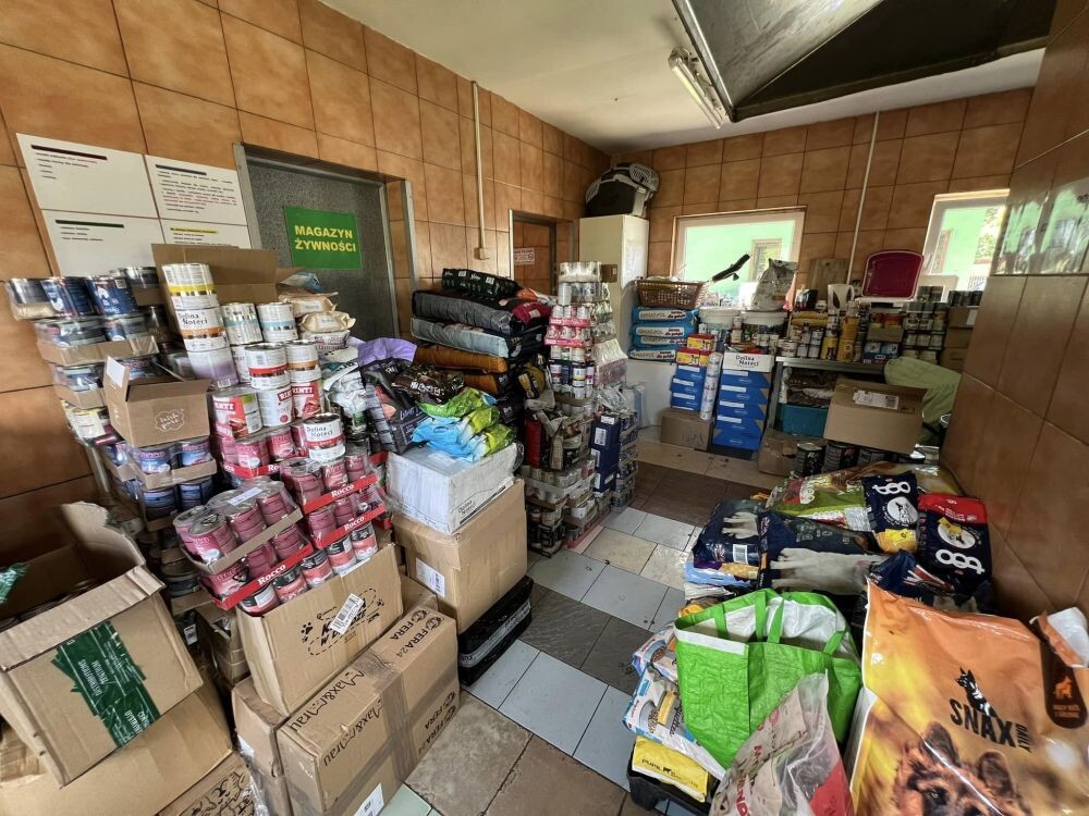 Zapasy karmy przekazane schronisku "Fauna"/fot. TOZ Fauna