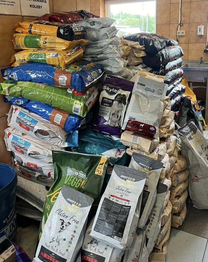 Zapasy karmy przekazane schronisku "Fauna"/fot. TOZ Fauna