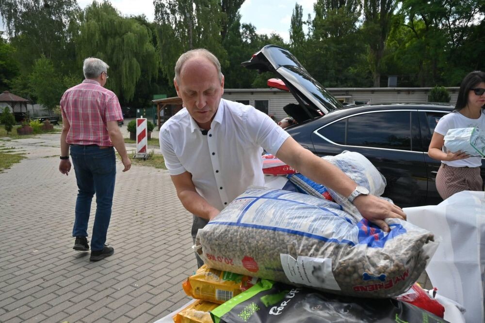 Zapasy karmy przekazane schronisku "Fauna"/fot. TOZ Fauna