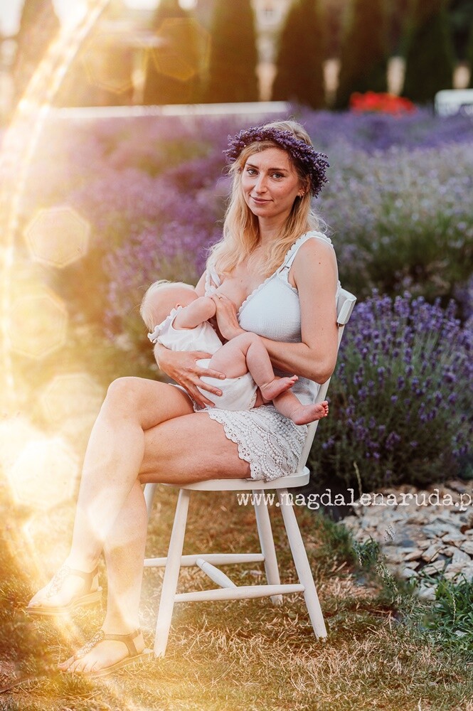 Magdalena Ruda ze studia fotograficznego Foto Venus już po raz kolejny zaprosiła rudzianki na sesję grupowego karmienia piersią.

fot. Foto Venus