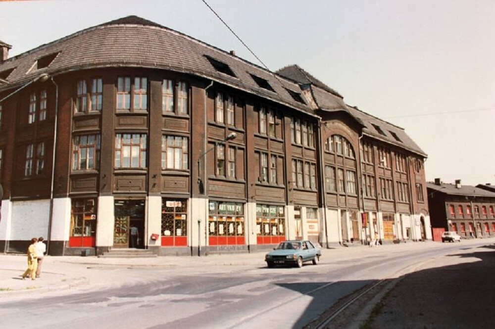 Słoneczny niedzielny dzień może być dobrą okazją na spacer po Rudzie Śląskiej. Polecamy zatrzymać się chwilę dłużej przy budynku Kaufhaus, który znajduje się na osiedlu o tej samej nazwie przy ul. Niedurnego.

fot. Jacek Knapik / Zabytkowa Ruda